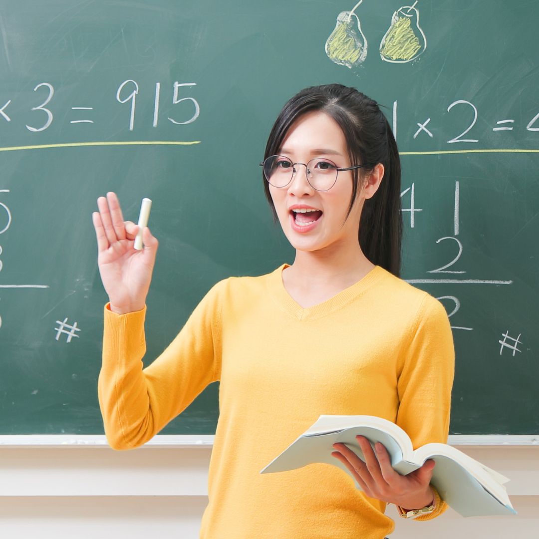 A female tutor in yellow top with notebook in her hand seems to deliver lecture on probability concept