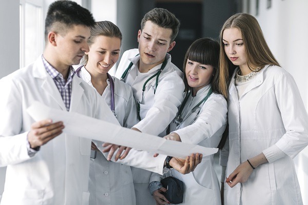 five medical students are discussing about their medicine science and technology assignment